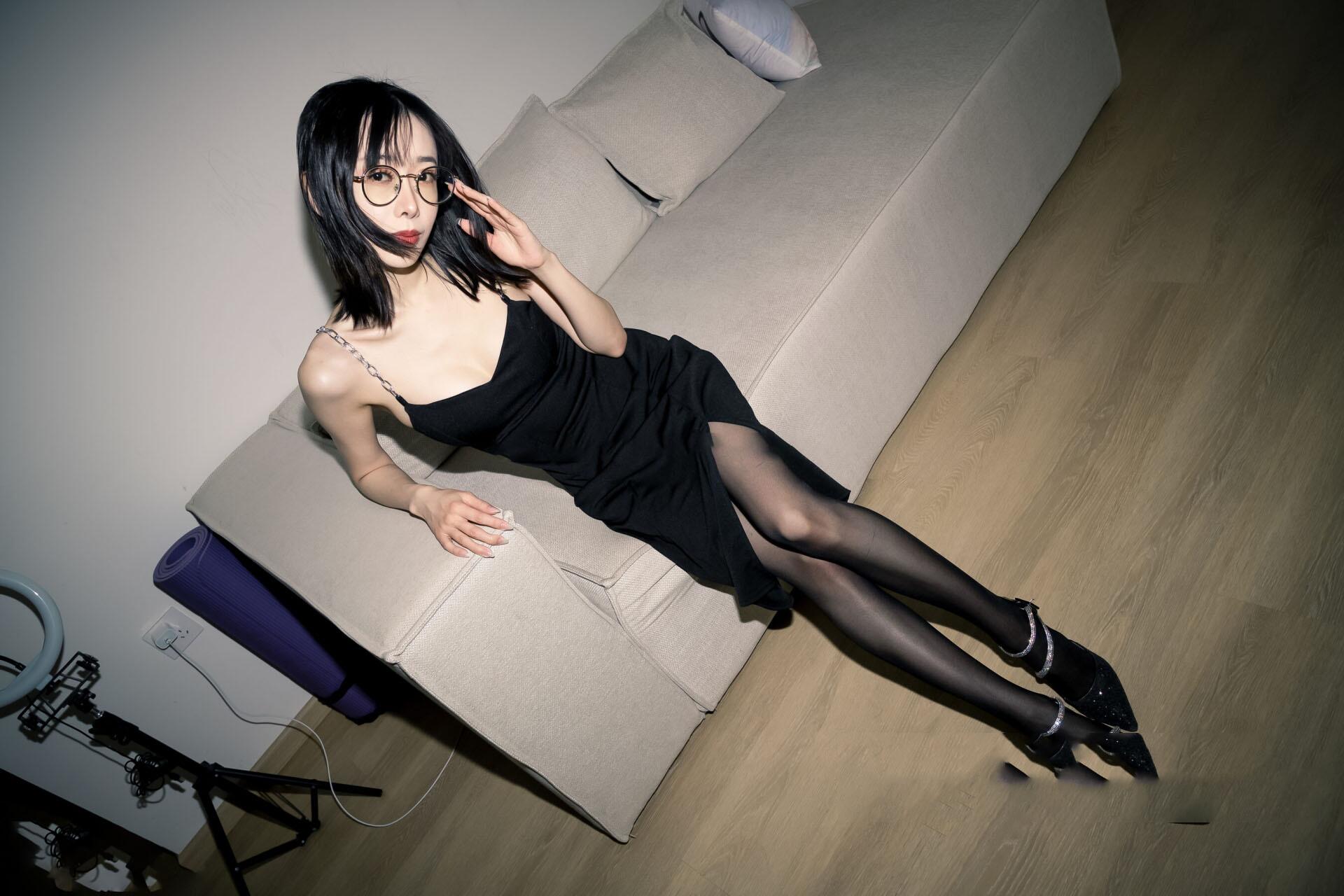 秀人网 宝宝甜✨极品反差母狗眼镜妹 不上架私拍漏点吃J8